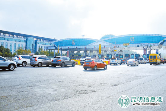 元旦出昆高速畅通高铁客流激增 市民晒出新年愿望 元旦出昆高速畅通高铁客流激增 市民晒出新年愿望