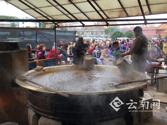 昆明寺院现两吨巨铜锅煮腊八粥 上万市民免费享用