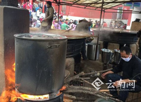 昆明寺院现两吨巨铜锅煮腊八粥 上万市民免费享用