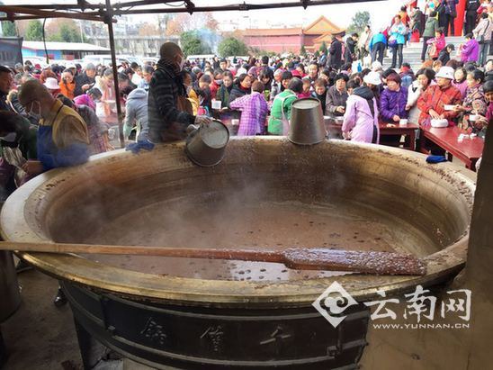 昆明寺院现两吨巨铜锅煮腊八粥 上万市民免费享用