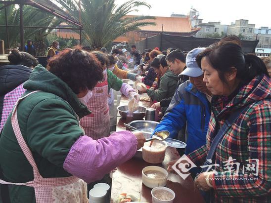 昆明寺院现两吨巨铜锅煮腊八粥 上万市民免费享用