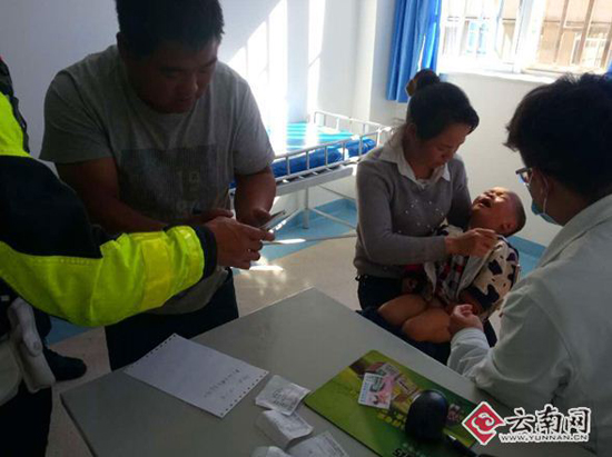 2岁幼童玩耍摔伤昏迷“春城骑警”争分夺秒护送就医 2岁幼童玩耍摔伤昏迷“春城骑警”争分夺秒护送就医