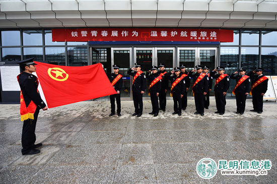 2017年春运首日 云南开远铁路警方为旅客提供暖心服务