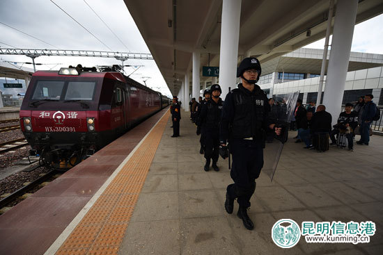 2017年春运首日 云南开远铁路警方为旅客提供暖心服务 2017年春运首日 云南开远铁路警方为旅客提供暖心服务