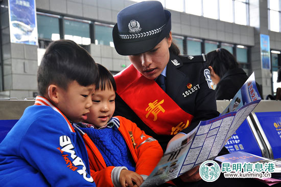 2017年春运首日 云南开远铁路警方为旅客提供暖心服务 2017年春运首日 云南开远铁路警方为旅客提供暖心服务