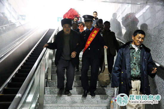 2017年春运首日 云南开远铁路警方为旅客提供暖心服务 2017年春运首日 云南开远铁路警方为旅客提供暖心服务