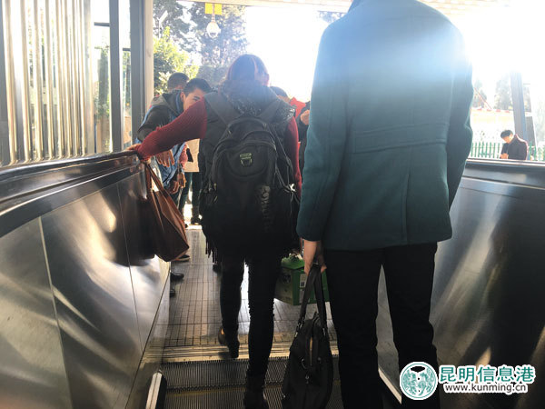 黑车司机环城南路地铁站出口扶梯上蜂拥揽客 市民直呼太危险