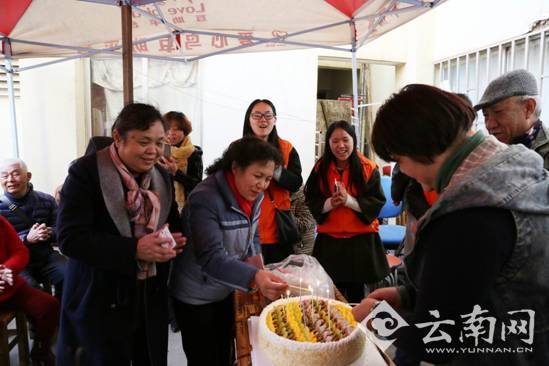 云南爱心鸟公益春节长街宴 400位失独孤寡老人同吃年夜饭 云南爱心鸟公益春节长街宴 400位失独孤寡老人同吃年夜饭