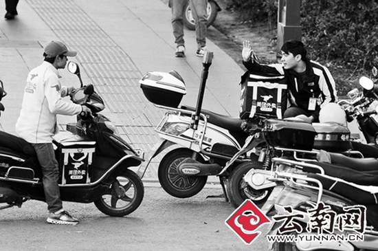 记者跟拍昆明外卖骑手 一辆电单车养活一家子