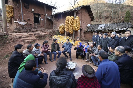 李克强与村民围坐村头坝子话治“穷”