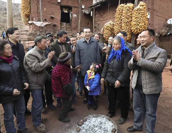 李克强与村民围坐村头坝子话治“穷”
