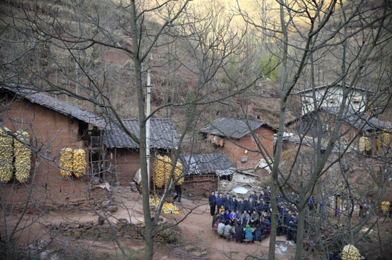 李克强与村民围坐村头坝子话治“穷”