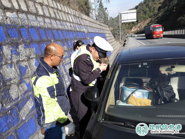 自驾高速路回家钥匙锁车里下车走丢 一堆奇葩事让人哭笑不得 自驾高速路回家钥匙锁车里下车走丢 一堆奇葩事让人哭笑不得