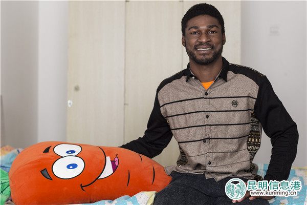 在昆留学生的春节:非洲小伙要学汉语 泰国帅哥在校吃年夜饭 在昆留学生的春节:非洲小伙要学汉语 泰国帅哥在校吃年夜饭