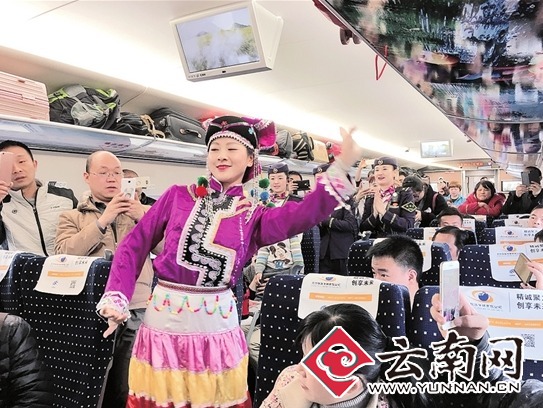 云南列车春晚看点多 歌舞猜谜送福自拍情暖回家路 云南列车春晚看点多 歌舞猜谜送福自拍情暖回家路