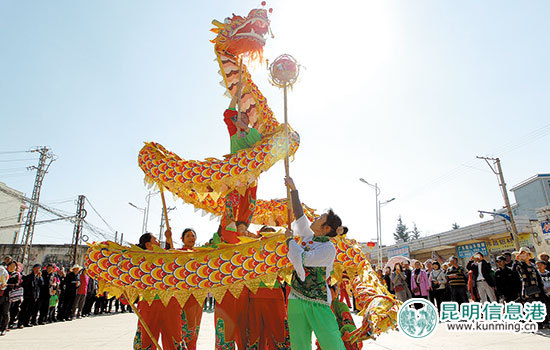 嵩明县小街镇21支舞龙队迎新春 “小脚老奶”耍大龙 嵩明县小街镇21支舞龙队迎新春 “小脚老奶”耍大龙