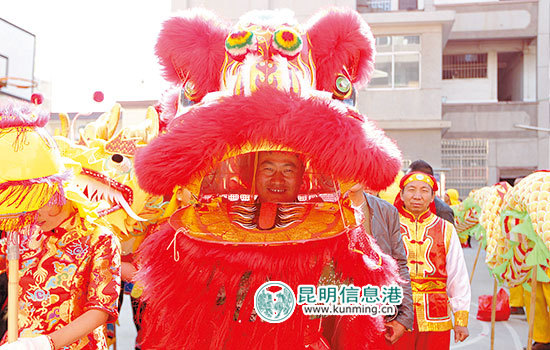 嵩明县小街镇21支舞龙队迎新春 “小脚老奶”耍大龙 嵩明县小街镇21支舞龙队迎新春 “小脚老奶”耍大龙