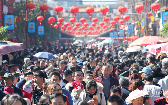 大年初一 昆明官渡古镇传统庙会人气旺