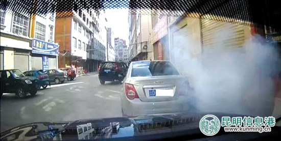 开车放鞭炮“轰炸”他人车辆 曲靖两男子被拘留10日 开车放鞭炮“轰炸”他人车辆 曲靖两男子被拘留10日