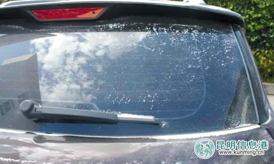 开车放鞭炮“轰炸”他人车辆 曲靖两男子被拘留10日 开车放鞭炮“轰炸”他人车辆 曲靖两男子被拘留10日
