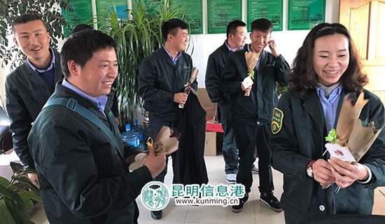 情人节昆明公交夫妻“肉麻” 16车队送出180朵玫瑰