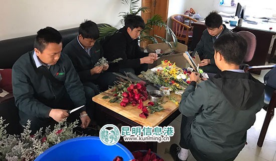 情人节昆明公交夫妻“肉麻” 16车队送出180朵玫瑰