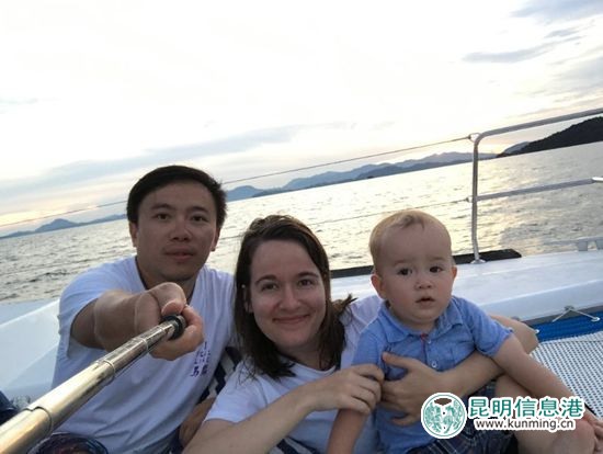 德国媳妇与云南老公的情人节：他送花来我做饭