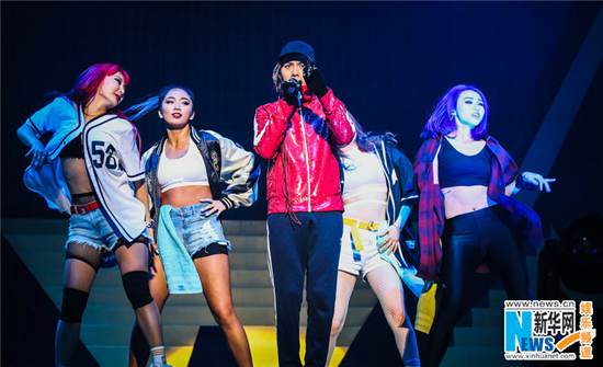 陈伟霆首开个人巡回演唱会 不停换装大展潮男功力