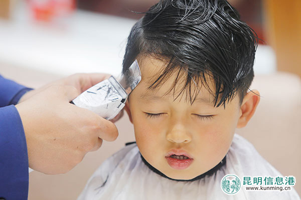 “二月二”昆明理发店价格普涨 市民清晨早起排队理发 “二月二”昆明理发店价格普涨 市民清晨早起排队理发