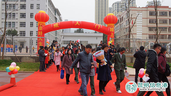 昆十四中举行2017届成人仪式暨高考誓师大会 昆十四中举行2017届成人仪式暨高考誓师大会