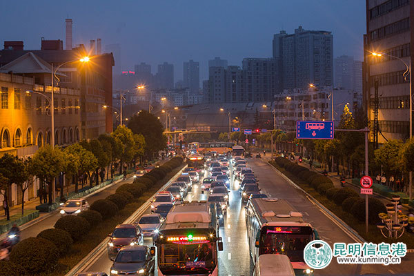 昆明中小学开学第一天 翠湖北门街龙翔街等片区几乎堵死 昆明中小学开学第一天 翠湖北门街龙翔街等片区几乎堵死