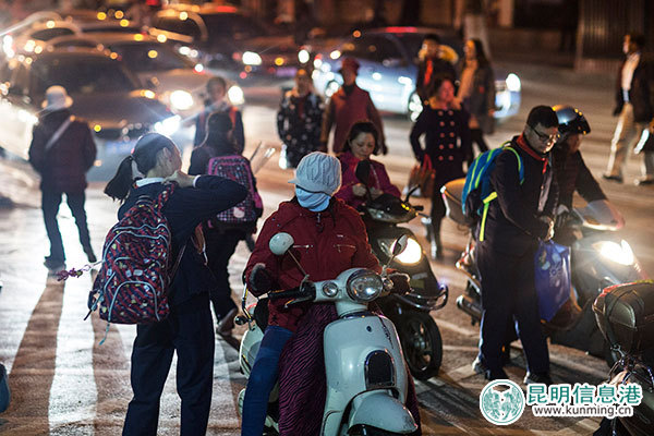 昆明中小学开学第一天 翠湖北门街龙翔街等片区几乎堵死 昆明中小学开学第一天 翠湖北门街龙翔街等片区几乎堵死