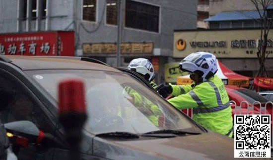 昆明骑警西昌路逼停冲卡酒驾车辆