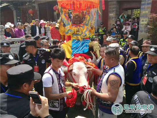 “白牛迎土主”巡游。 “白牛迎土主”巡游。