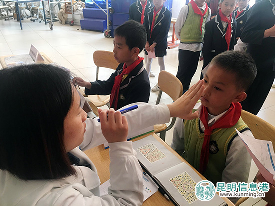 关爱外来务工子女眼健康 民进昆明市委爱眼护眼公益活动走进子君中心学校 关爱外来务工子女眼健康 民进昆明市委爱眼护眼公益活动走进子君中心学校
