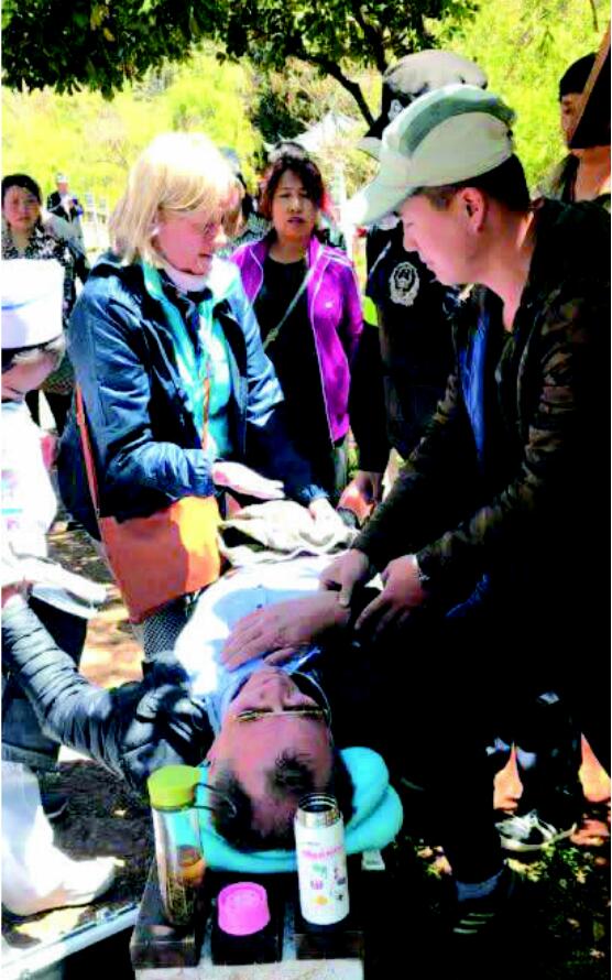 丹麦游客丽江黑龙潭突发心脏病 云南导游实施急救缓解险情