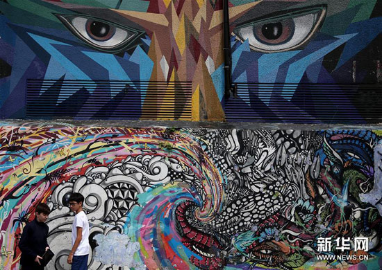 3月29日,在巴西圣保罗,两个男孩在“蝙蝠侠胡同”的一处涂鸦墙前停留。 3月29日,在巴西圣保罗,两个男孩在“蝙蝠侠胡同”的一处涂鸦墙前停留。