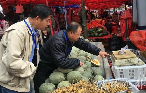 昆明一农贸市场赶集天查出5台问题秤 昆明一农贸市场赶集天查出5台问题秤