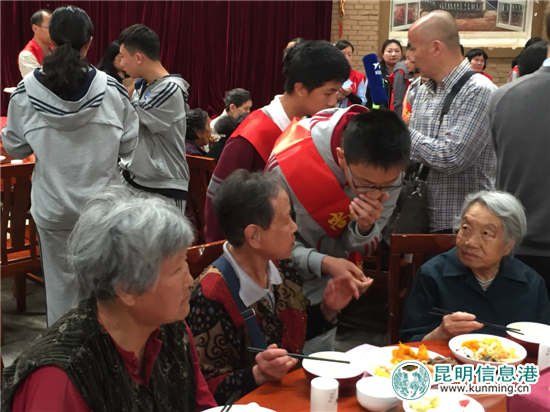 官渡董北社区开展志愿服务 让老人感受家的温暖