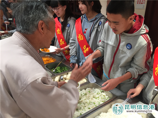 官渡董北社区开展志愿服务 让老人感受家的温暖