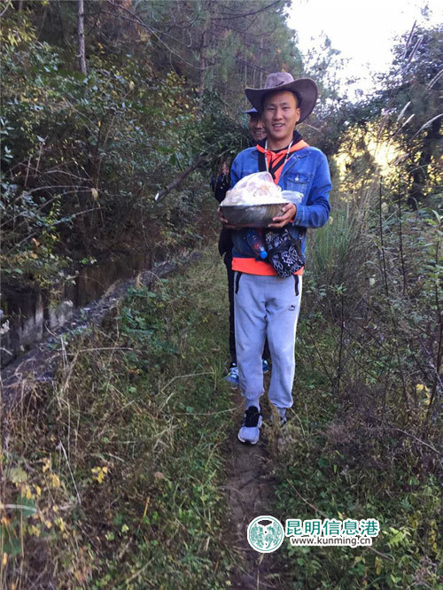 云南丽江老君山,海拔3000米的密林小路,邹纳耀和他的小伙伴们正捧蜜而出。 云南丽江老君山,海拔3000米的密林小路,邹纳耀和他的小伙伴们正捧蜜而出。