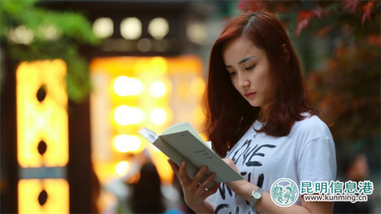 国资教育携手央视《朗读者》朗读亭举办4·23七城直播昆明站活动 国资教育携手央视《朗读者》朗读亭举办4·23七城直播昆明站活动