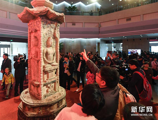 4月16日,在山西博物院,参观者在观赏邓峪石塔。 4月16日,在山西博物院,参观者在观赏邓峪石塔。