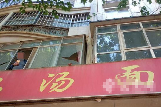 金马寺一在建工地爆破震碎附近小区窗户玻璃 金马寺一在建工地爆破震碎附近小区窗户玻璃