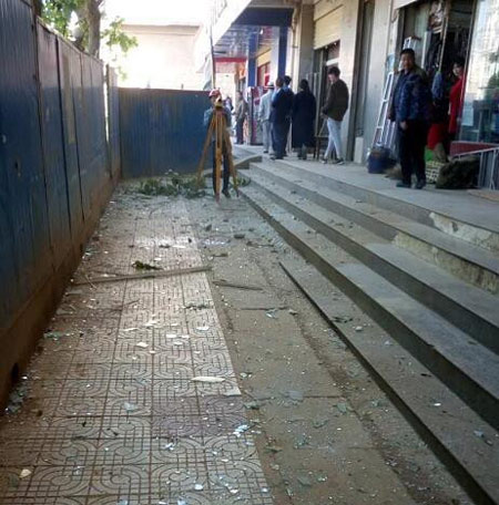 金马寺一在建工地爆破震碎附近小区窗户玻璃 金马寺一在建工地爆破震碎附近小区窗户玻璃