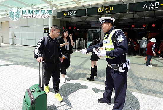 官渡矣六街道开展志愿者活动 倡导文明出行从我做起 官渡矣六街道开展志愿者活动 倡导文明出行从我做起