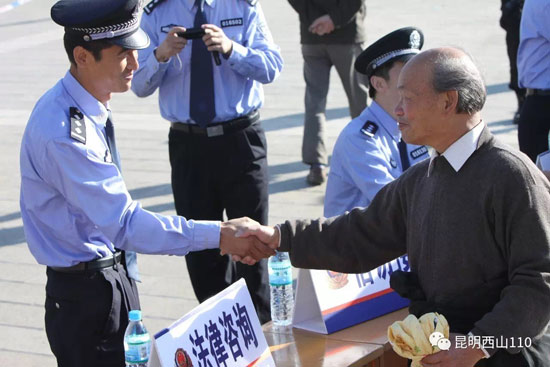 西山分局在市局党委和区委政府的坚强领导下,自4月20日起,在全区开展严打整治专项工作,取得了良好成绩。 西山分局在市局党委和区委政府的坚强领导下,自4月20日起,在全区开展严打整治专项工作,取得了良好成绩。