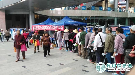 盘龙区卫计局开展第二十九个爱国卫生宣传月宣传活动