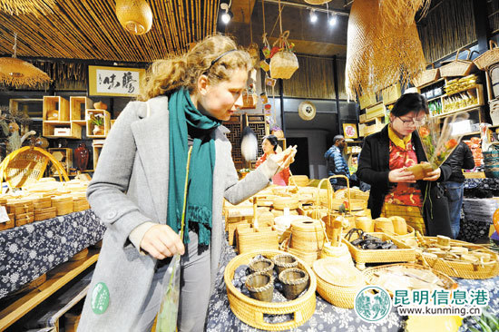 夜访斗南 国际友人惊叹“亚洲花都”不简单