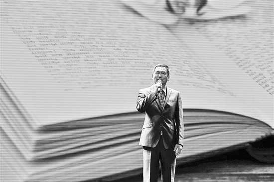 刘伟在朗诵《相信未来》